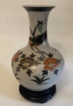 Vaso de porcelana, provavelmente chinesa . 10 cm de diâmetro na base x 28 cm de altura