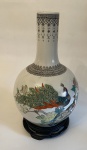 Vaso de porcelana, provavelmente chinesa . 11,5 cm de diâmetro na base x 33 cm de altura