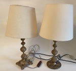 2 Abajoures de metal dourado, cúpulas no estado. Maior: 13 cm de diâmetro na base x 48 cm de altura
