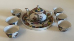 Conjunto de porcelana:  bandeja com 6 xícaras e mini bule. Bandeja: 13,5 cm de diâmetro