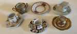 10 peças de porcelana: 4 xícaras com seus pires, pires extra e açucareiro. Açucareiro: 9 cm de alça à alça x 5 cm de altura