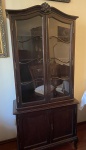 Vitrine de madeira, parte superior com duas portas envidraçadas com 4 prateleiras, na parte inferior duas portas com duas  prateleiras  . 82 x 37 x 188 cm de altura