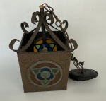 Lustre em metal com detalhes estilo vitral, . 16,5 x 16,5 x 30 cm de altura