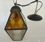 Lustre. com estrutura de metal e vidro. 9 x 9 cm na base x 34 cm de altura.