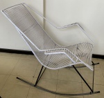 Cadeira de balanço de ferro com cordoalha plástica na cor branca. 90 x 69 x 86 cm de altura