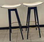 2 banquetas ao gosto Scapinelli. Madeira com assento em courvin,  29 x 35 x 74 cm de altura.