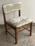 8 cadeiras com estrutura de madeira e assento e encosto em courvin na tonalide verde. 43 x 50 x 74  cm de altura. Necessita troca do estofado.