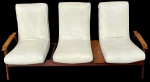 Sofá para três lugares, assentos em courvin na tonalidade branca. 194 x 70 na base  x  90  cm de altura. Necessita restauro.