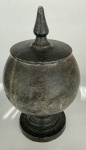 Pote de pedra sabão com tampa. 18 cm de diâmetro na base x 41 cm de altura