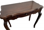 Mesa de encostar reversível para jogo de madeira.41 x 84 x 83 cm de altura (fechada). 82 x 84 x 83 cm de altura (aberta)