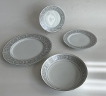 MICASA. Aparelho de jantar de porcelana, com 40 peças: 12 pratos rasos com 26,5 cm de diâmetro; 8 pratos fundos com 19 cm de diâmetro; 12 pratos para pão com 16,5 cm de diâmetro e 8 pratos para sobremesa com 19 cm de diâmetro