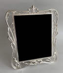 Porta retrato de metal prateado. 33 x 28 cm
