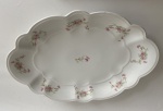Travessa de porcelana austriaca. 48 x 33 x 5 cm de altura