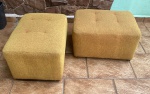 Par de puff com estofamento em tecido. 59 x 43 x 36 cm. Necessita troca do estofamento