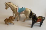 3 Cavalos. Madeira e plástico rígido. Maior: 30  cm de comprimento x 26 cm de altura