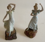 2 mulheres de biscuit. 13,5 e 14,5 cm de altura. No estado