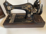 SINGER. Antiga máquina de costura com maleta. 46 x 21 x 32 cm de altura 