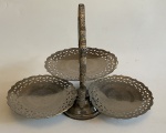 Porta docinhos de metal prateado. Aberto: 33,5 x 15 x 25 cm de altura