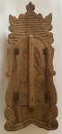 Oratório de madeira. 23 x 12 x 62 cm de altura