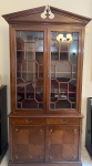 Vitrine de madeira. 110 x 47 x 230 cm. Necessita poucos restauros