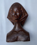 Busto de mulher com lenço. Base: 19 x 12 cm. 30,5 cm de altura 
