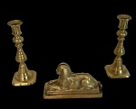 2 castiçais de latão dourado e enfeite em forma de leão e mulher. Castiçal: 6,5 x 6,5 x 18 cm de altura