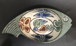 Francisco Brennand. Petisqueira em formato de peixe, Objeto decorativo em cerâmica esmaltada, com desenhos fitomórficos. 4,5 cm de altura.
