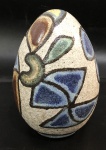Francisco Brennand. Ovo, Objeto decorativo em cerâmica esmaltada, com desenhos fitomórficos. 13 cm de altura