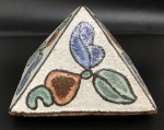 Francisco Brennand. Prisma Objeto decorativo em cerâmica esmaltada, com desenhos fitomórficos. 9,5cm de altura.