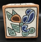 Francisco Brennand. Cubo. Objeto decorativo em cerâmica esmaltada, com desenhos fitomórficos. 11cm de altura.