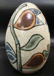 Francisco Brennand. Ovo, Objeto decorativo em cerâmica esmaltada, com desenhos fitomórficos. 17 cm de altura.