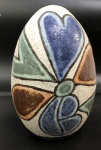 Francisco Brennand. Ovo, Objeto decorativo em cerâmica esmaltada, com desenhos fitomórficos. 17 cm de altura.