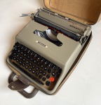 OLIVETTI - LETTERA 22. Máquina de escrever portátil.  41 x 30 x 8 cm de altura (maleta)