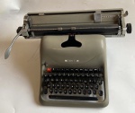 OLIVETTI - LEXIKON 80. Máquina de escrever. 51 x 35 x 20,5 cm de altura
