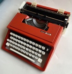 OLIVETTI - DORA. Maquina de escrever portátil. 35 x 32,5 x 9,5 cm de altura. Sem uso.