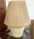 Abajour com pé de cerâmica vitrificada. Cúpula em tecido. 56 cm de diâmetro na cúpula x 69 cm de altura total.