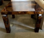 Par de mesinhas laterais de madeira revestida com placas de acrílico. 75 x 75 x 56 cm de altura. Necessita colagem de algumas placas.