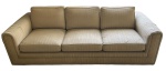 Sofá para três lugares, almofadas do assento e do encosto soltas. 219 x 90 x 60 cm de altura. Necessita troca do tecido