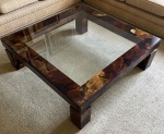 Mesa de centro de madeira revestida com acrílico. 110 x 110 x 35 cm de altura