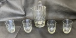Conjunto de vidro para caipirinha: Jarra, pilão, 4 copos. Jarra: 11 cm de bico à borda x 10 x 15 cm de altura. Apresenta bicado no copo