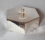 BRISTOL Caixa de metal espessurado a prata, seção sextavada, 20 x 8 cm de altura.  Pegador sextavado de resina transparente.