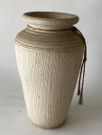 Vaso decorativo em cerâmica ao estilo rústico e cordão de acabamento, 21 cm de diâmetro x 42 cm de altura