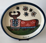 Fernanda - Prato decorativo para coleção em cerâmica pintado a mão, 30,5 cm de diâmetro x 4,5 cm de altura. 1976. Acompanha suporte