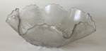 Fruteira de mesa de vidro translúcido, borda recortada, formato circular. 31 cm de diâmetro x 11 cm de altura. Apresenta 1 bicado