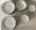 THREE CROWN - Aparelho composto de 58 peças de porcelana Japonesa, sendo:. 24 pratos rasos com 27 cm de diâmetro; 12 pratos fundos com 21 cm de diâmetro; 12 pratos para pão com 16 cm de diâmetro e 10 pratos para sobremesa com 19,5 cm de diâmetro