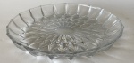 Centro de mesa de demi cristal translúcido, formato circular com rico trabalho de detalhes na parte posterior. 28,5 cm de diâmetro x 4 cm de altura