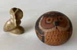 Lote composto de 2 peças decorativas, sendo: 1 pássaro em pedra sabão (Obs. Apresenta bicados) e coruja em madeira (cabaça) circular. maior: 7,5 cm de diâmetro x 6,5 cm de altura