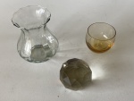 Lote composto de 3 peças de vidro, sendo: Peso de papel (Obs. apresenta bicados) vaso e copo. Vaso: 8 cm de diâmetro na borda x 12 cm de altura