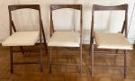 3 cadeiras dobráveis. 40 x 40 x 70 cm. Material sintético no assento