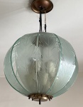 DOMINICI. Lustre italiano em forma de globo em gomos. Bronze e vidro com relevo de folha. 46 cm de diâmetro x 77 cm de altura. Para 10 lâmpadas. Déc. 60